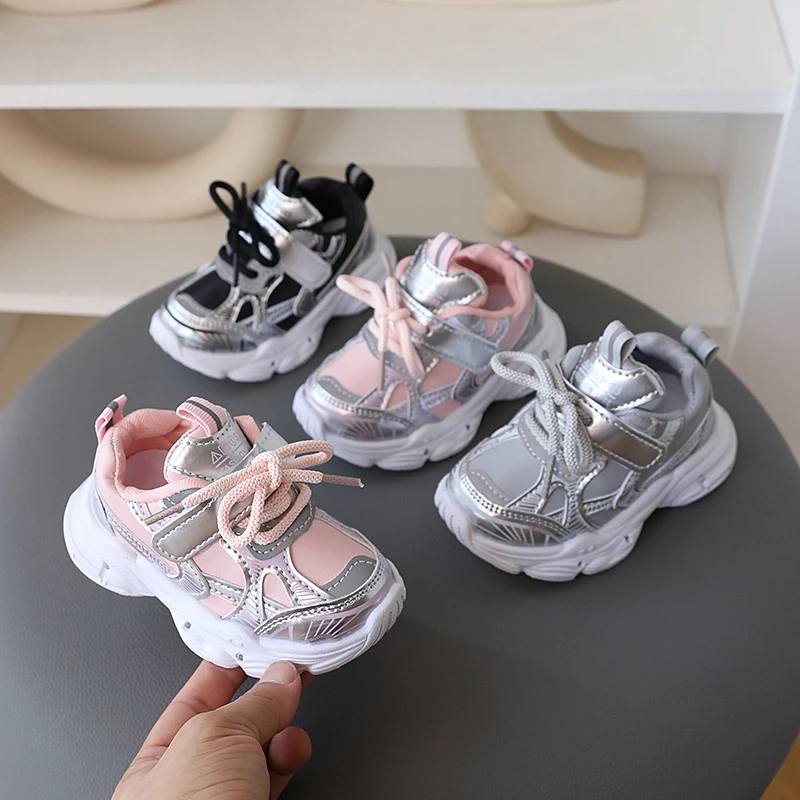 皮面儿童亮灯鞋2024春秋新款防滑运动鞋闪灯男童跑步鞋女童休闲鞋