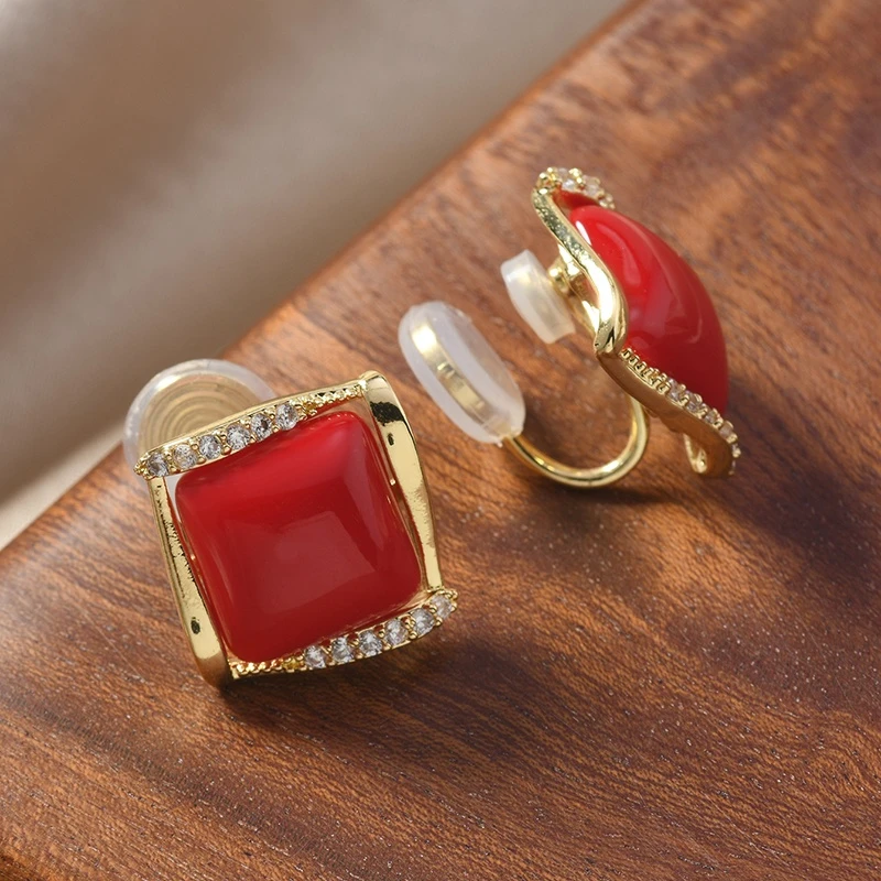 铜合金仿珍珠耳饰 新款无耳洞蚊香盘耳夹红色耳环时尚喜庆新年