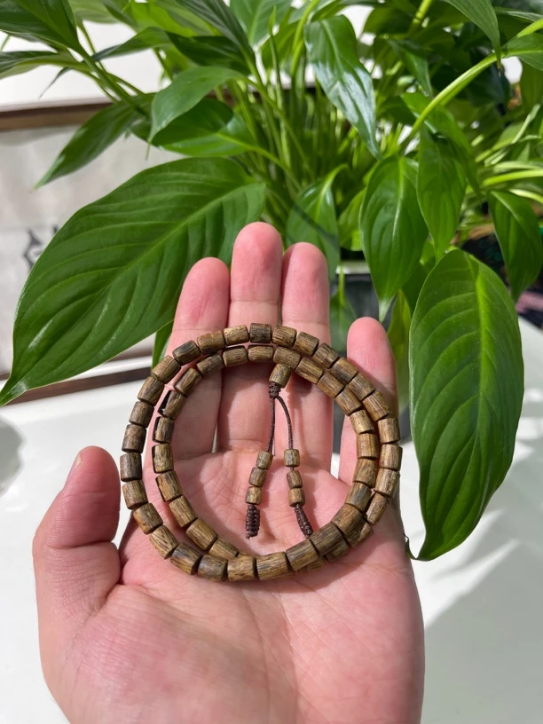 乌身圆叶 双圈随型桶珠 约7克 莺歌绿奇楠沉香 原生态
