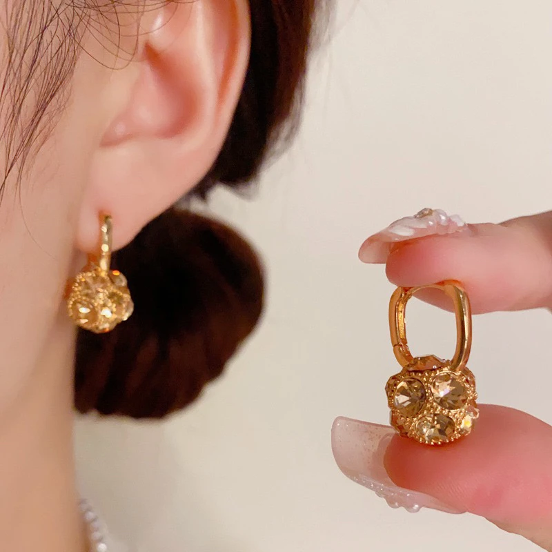 铜合金耳饰 咖金色镶钻球球耳环新款轻奢气质法式耳扣通勤耳饰