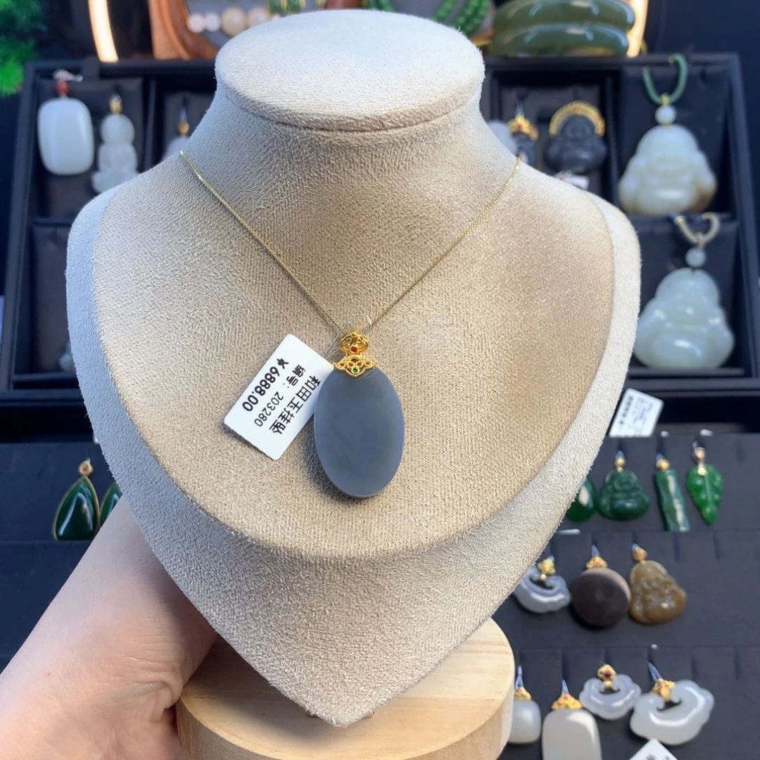 和田玉吊坠18K金镶嵌