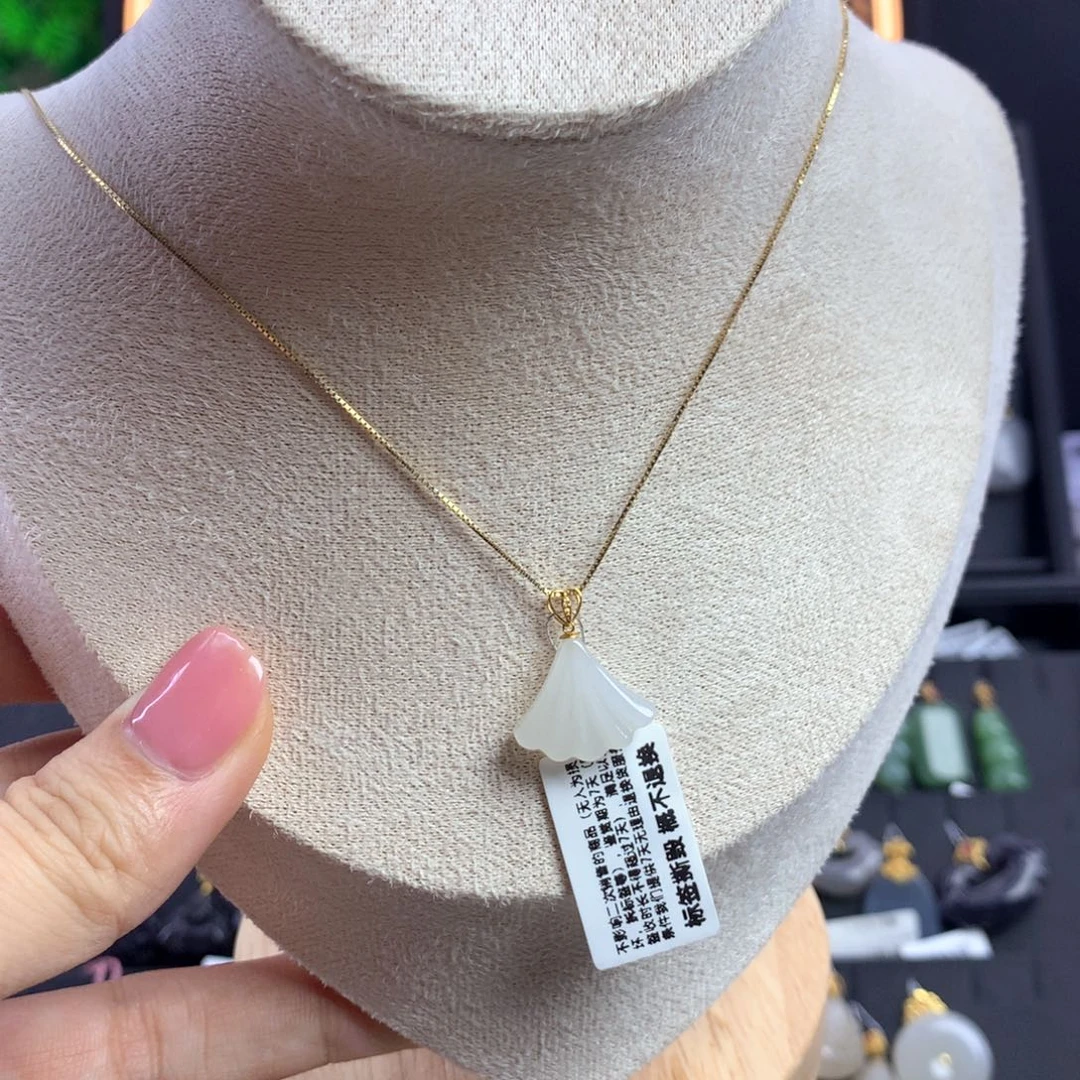 和田玉吊坠18K金镶嵌