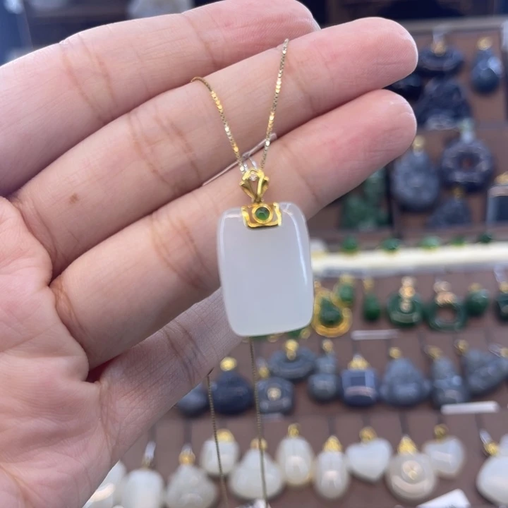 和田玉吊坠18K金镶嵌