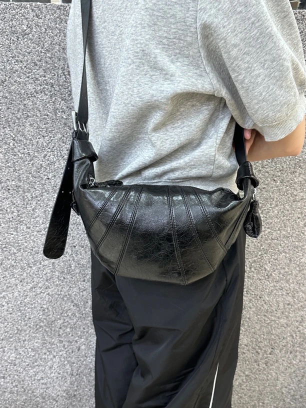 宽肩带牛角包饺子包三色款车缝线百搭简约真皮休闲小众经典