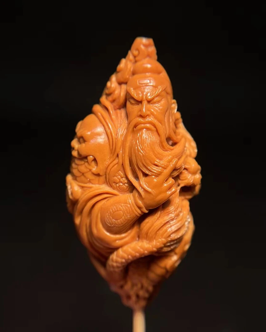 关云长》尺寸：2.3×4.7老油核雕刻，关公是掌管天下财富的神