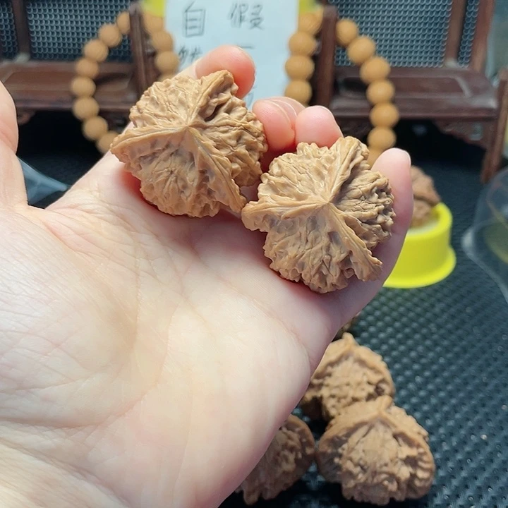 核桃核雕39尺寸三棱