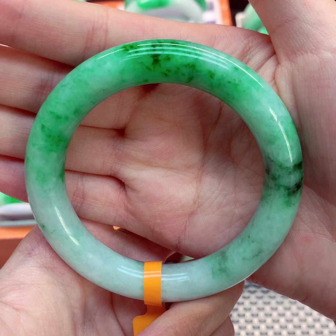 翡翠手镯未镶嵌翡翠