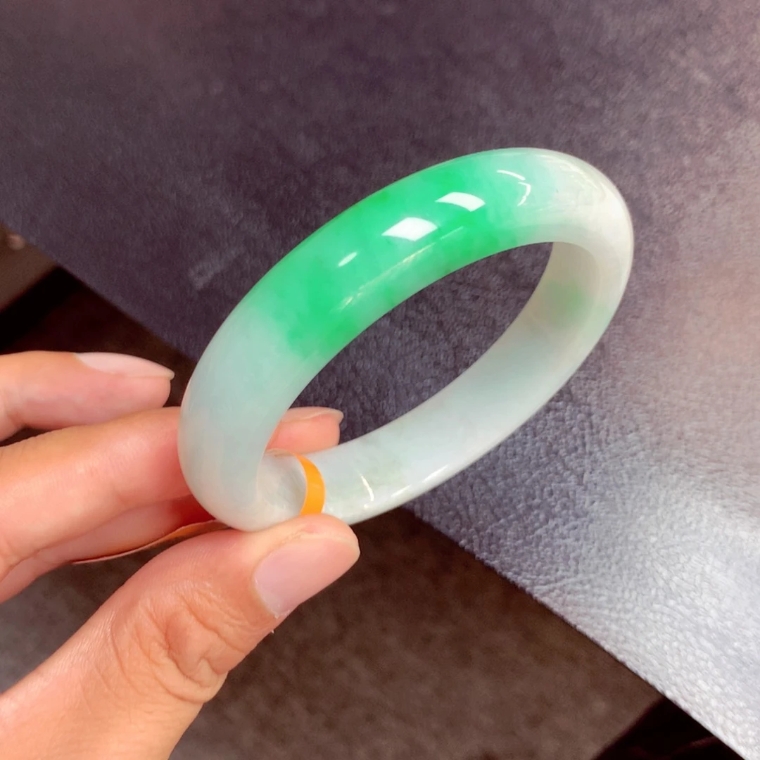 翡翠手镯未镶嵌翡翠