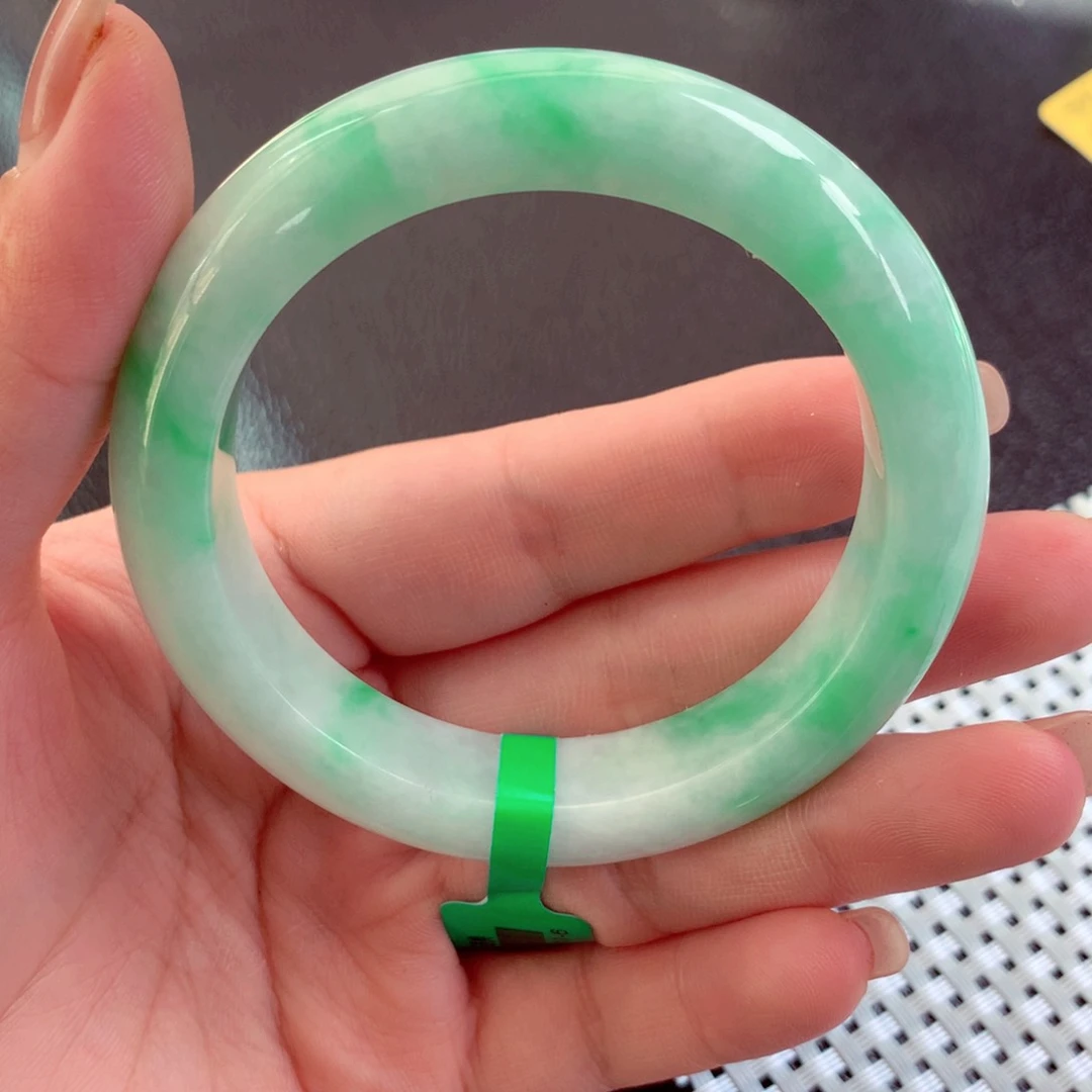翡翠手镯未镶嵌翡翠