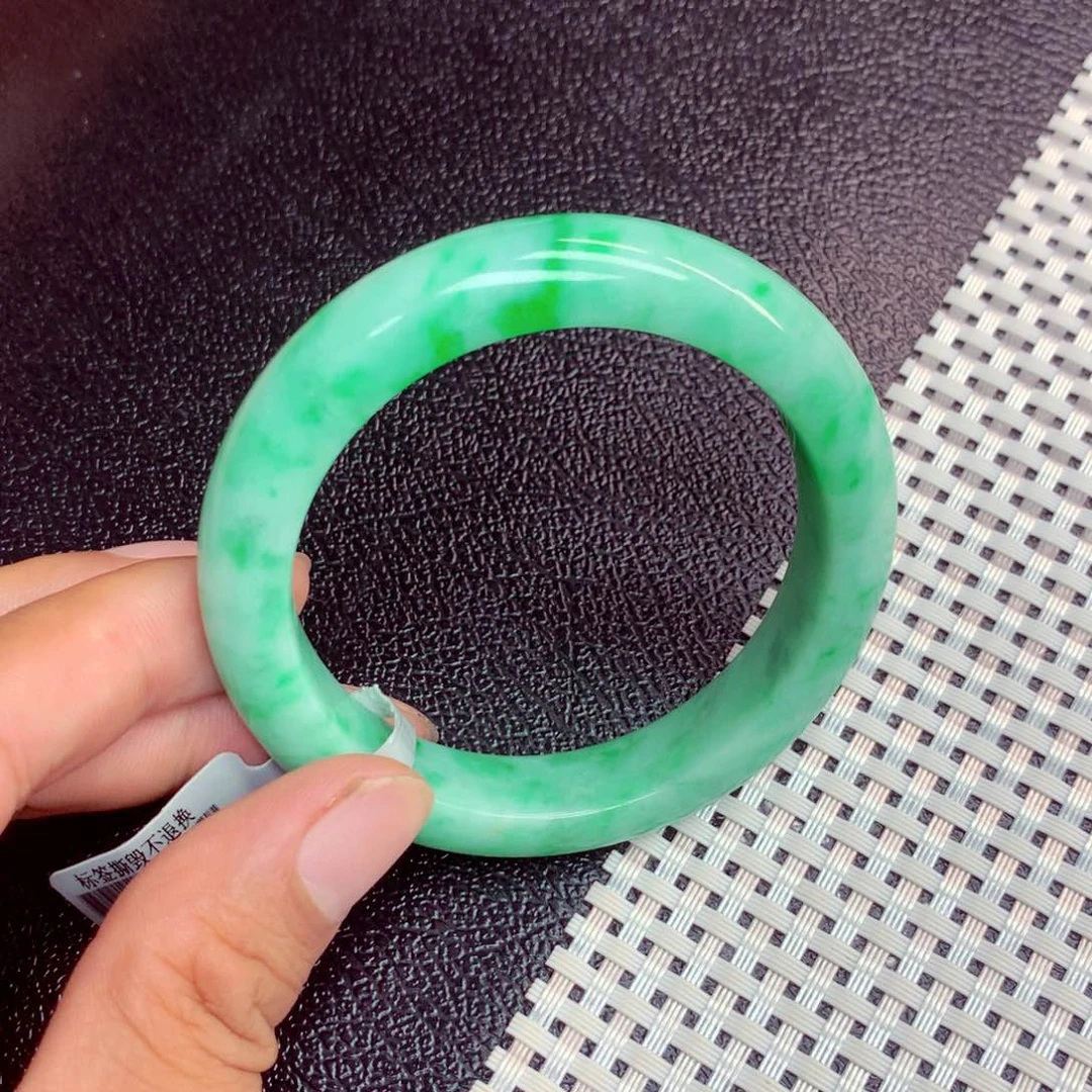 翡翠手镯未镶嵌翡翠