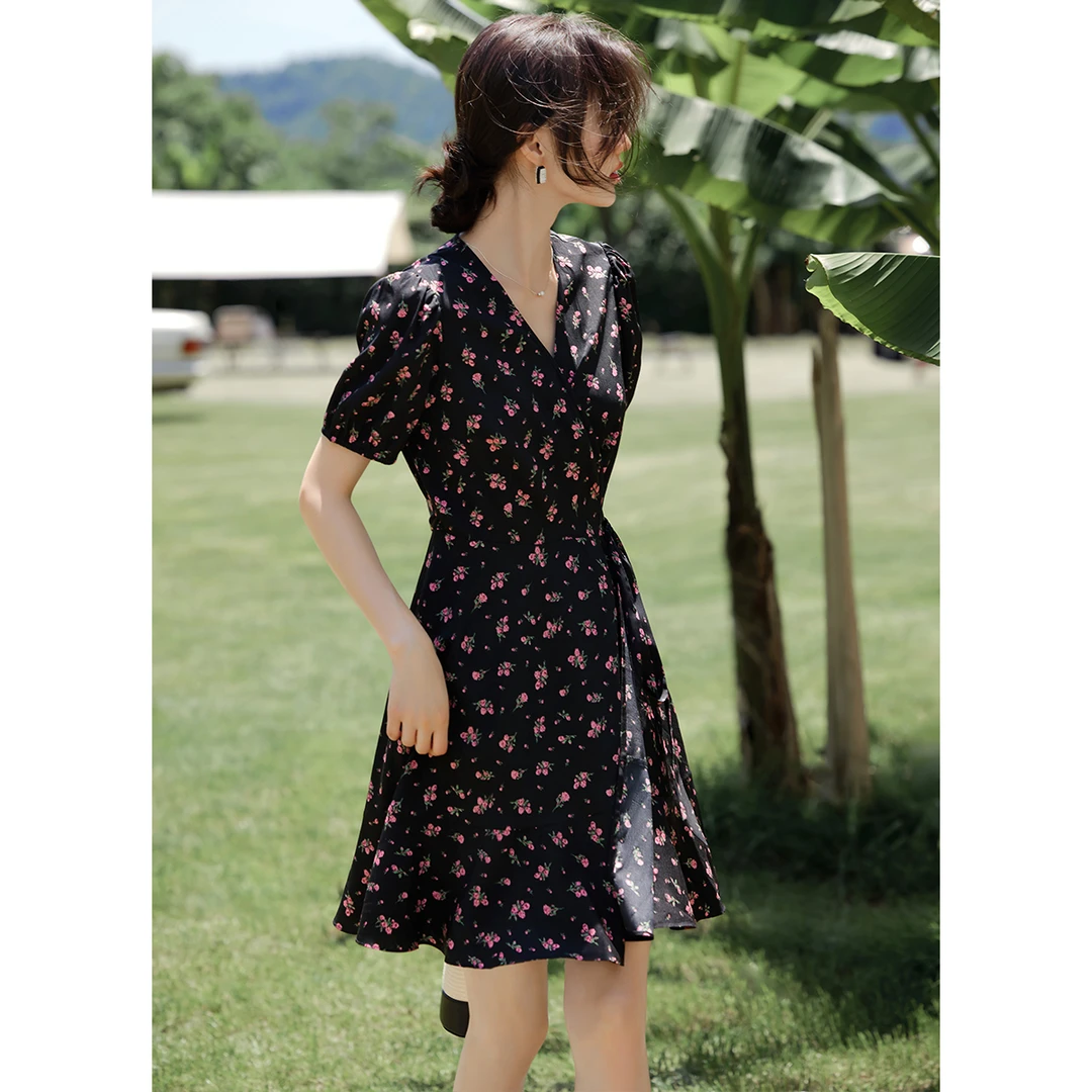 XWI/欣未2025夏季新款浪漫玫瑰印花飘逸系带收腰显瘦气质连衣裙女