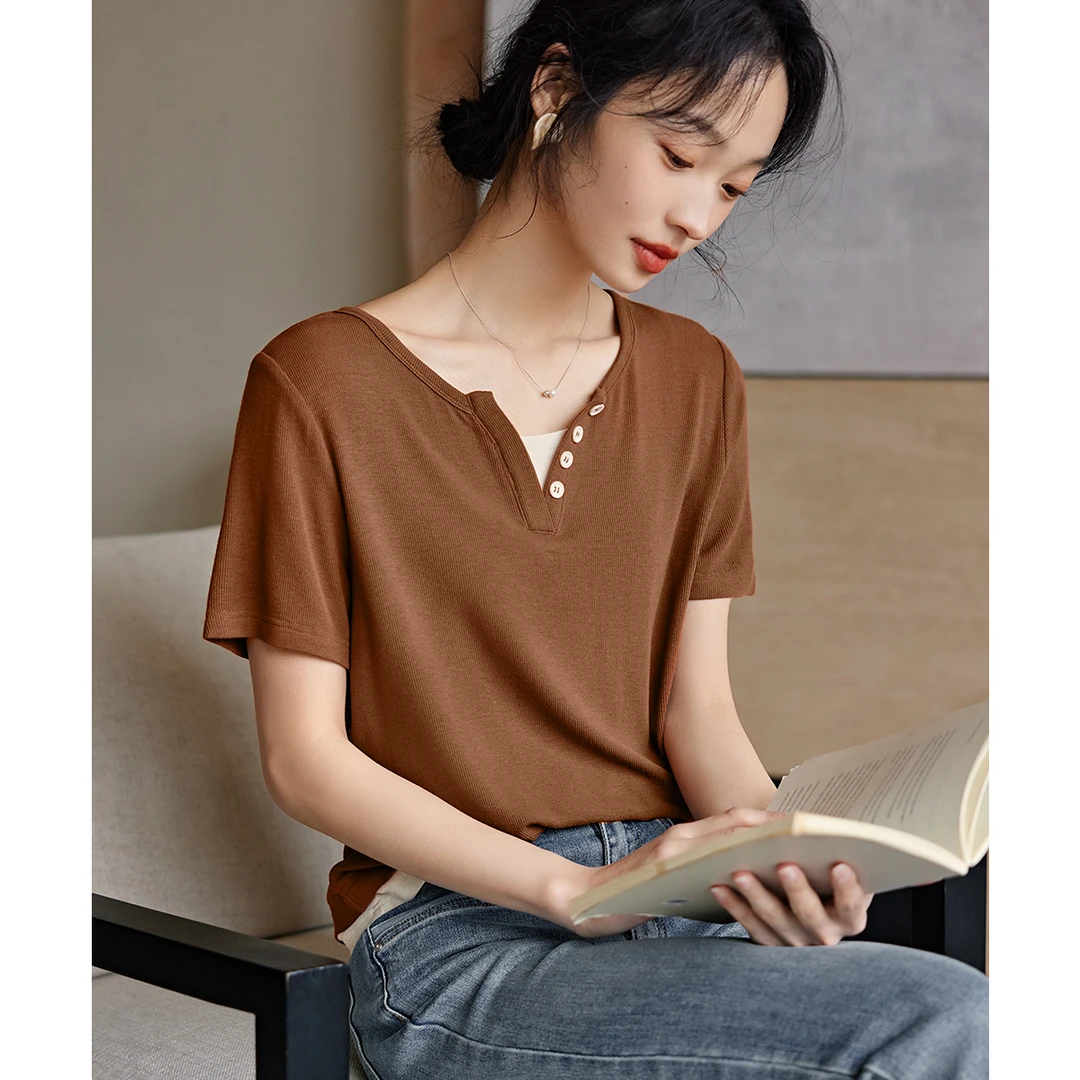 XWI/欣未2025夏季新款通勤百搭V领简约显瘦撞色拼接半袖设计感T恤