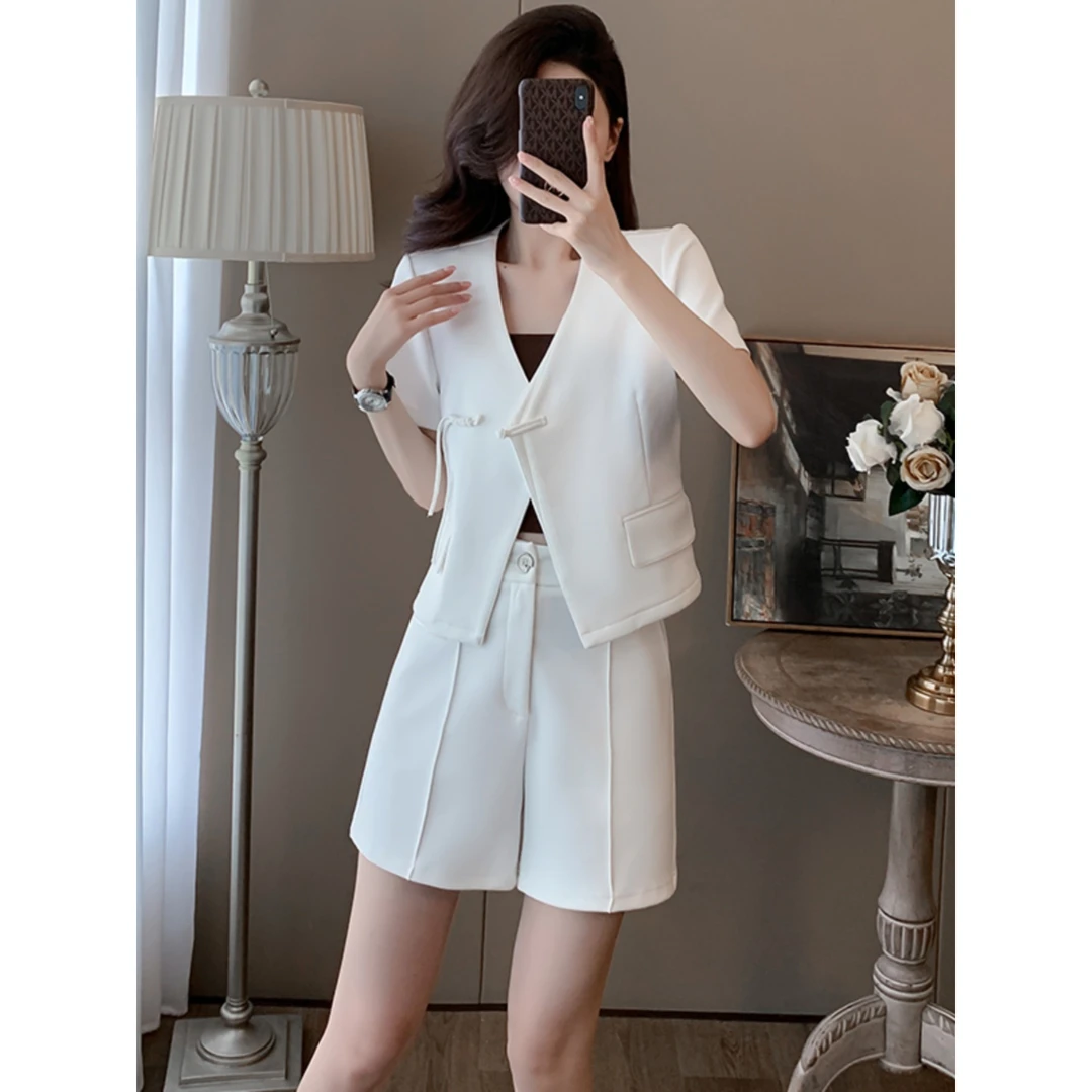 轻职场穿搭一整套女2025新款夏季白色短袖外套短裤休闲时尚两件套