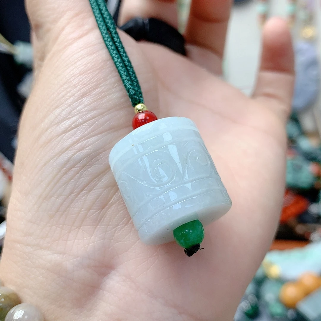 翡翠颈饰未镶嵌一桶金