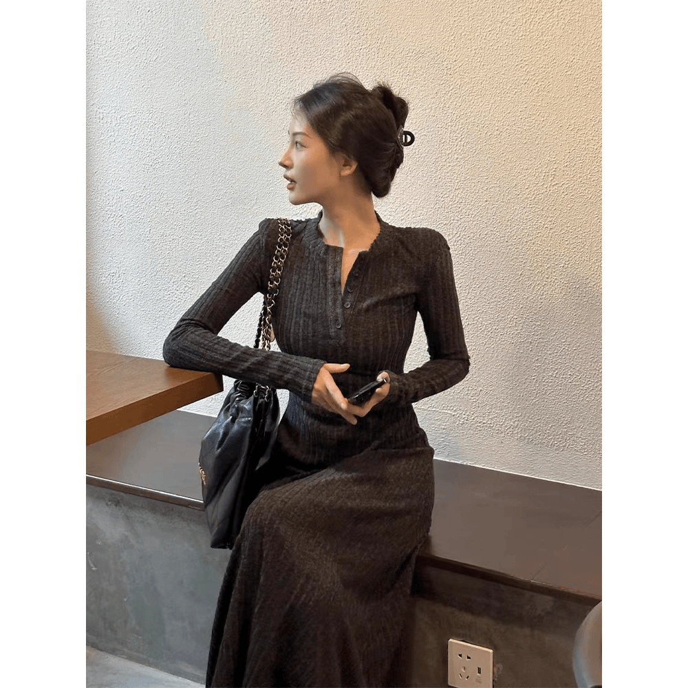 气质名媛高端女神范高级感质感法式赫本风灰色针织连衣裙子女秋冬