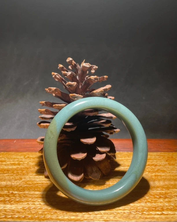 愚人造物和田玉沙枣青手镯