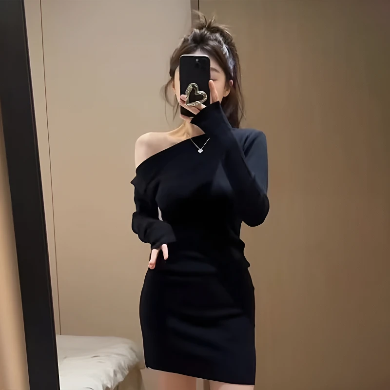 裙子秋冬款修身包臀显瘦气质时尚长袖小黑裙性感黑色收腰名媛秋季