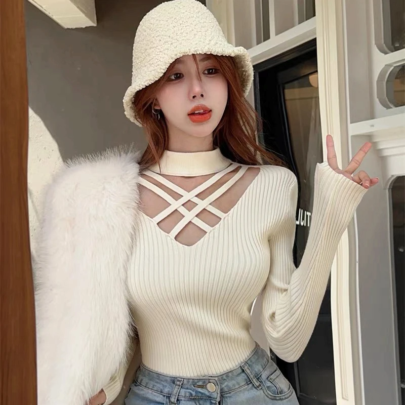 秋款女装新款纯欲挂脖交叉镂空v领针织衫长袖别致设计感打底上衣