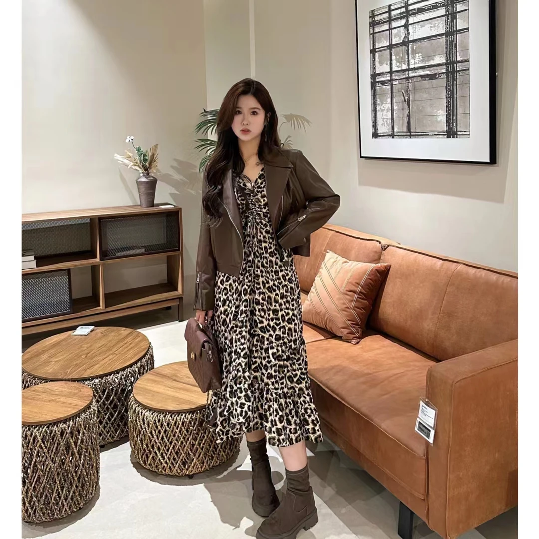 现货李潇洒 微胖大码时尚设计感V领抽褶不规则裙摆收腰豹纹裙