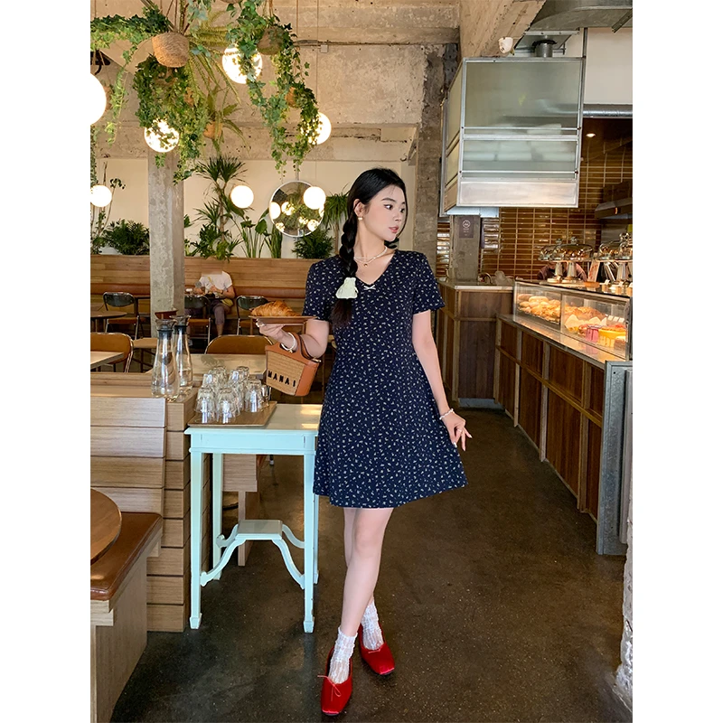 QC李潇洒微胖法式复古V领碎花连衣裙女夏季正肩收腰A字显瘦裙子