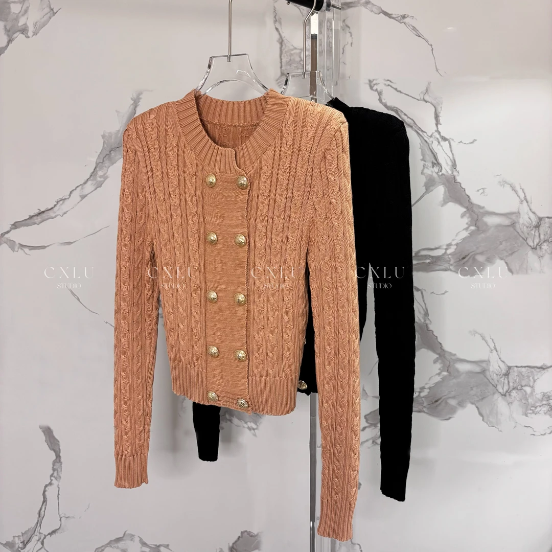 经典双绞花螺纹领口金扣质感针织衫2396