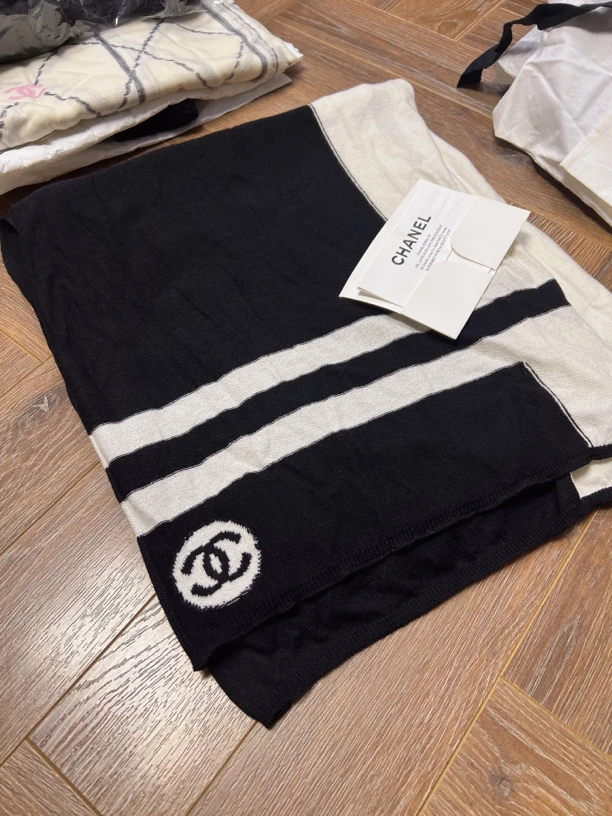 全新未使用 Chanel/香奈儿 澳海贝/黑白山茶花围巾