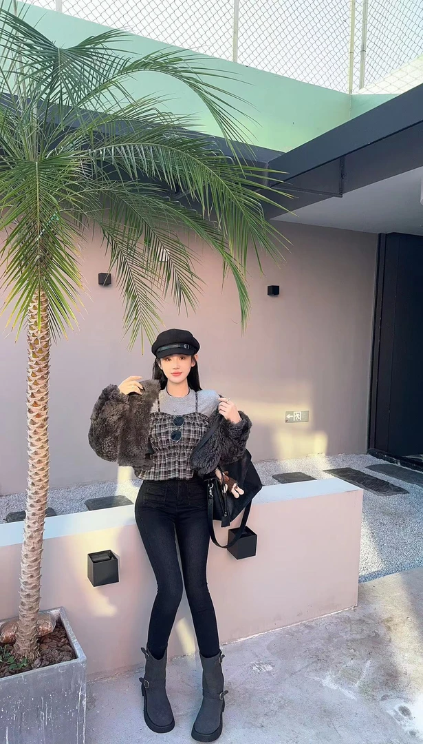 LIN-【回头率密码】灰格子吊带➕灰T➕显瘦黑磨毛牛仔小脚裤