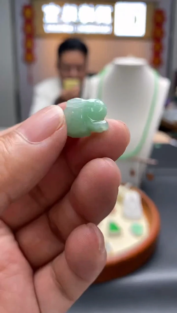 【闪购商品】翡翠颈饰未镶嵌配绳/绑好绳-裸石 兔