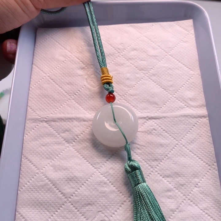 石英质玉颈饰合金