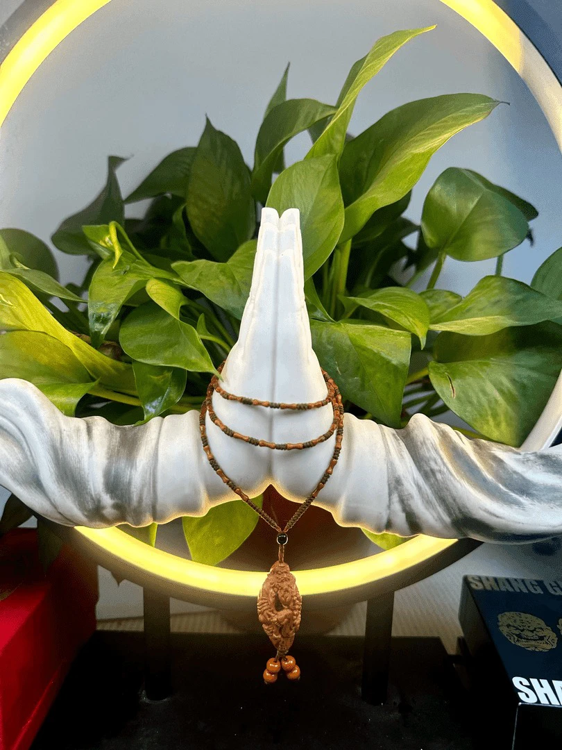 镜艺，竹节达摩橄榄核雕脖挂