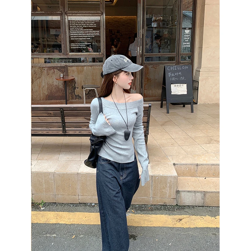 灰色露肩斜肩针织衫女2024秋季新款修身显瘦长袖辣妹上衣