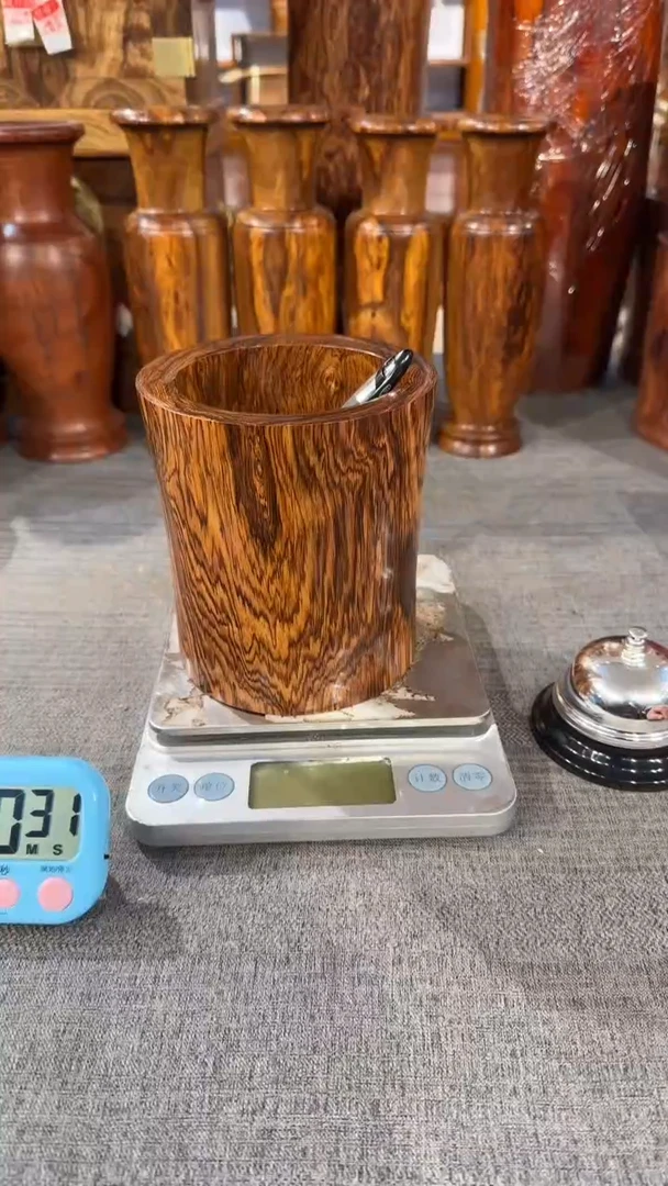 【闪购商品】花梨木类根雕笔筒