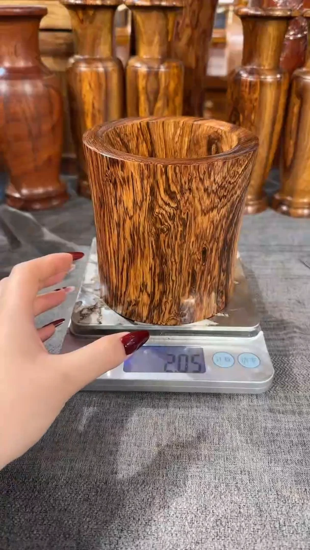 【闪购商品】花梨木类根雕笔筒
