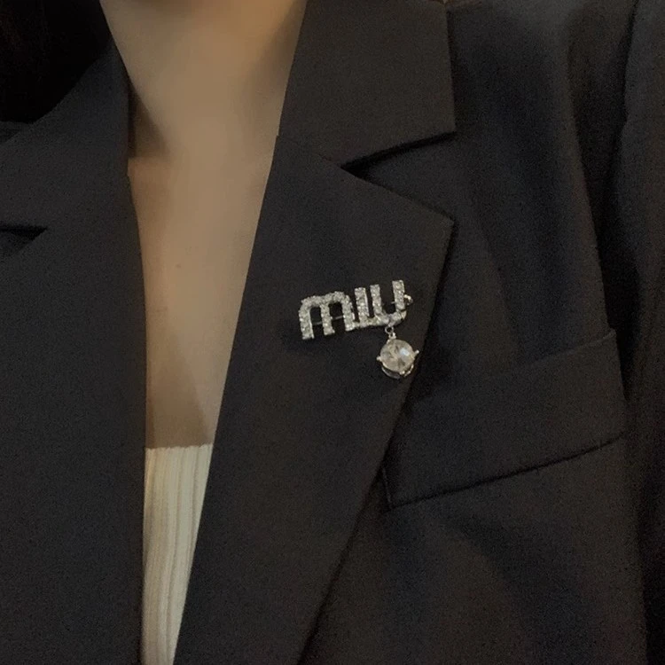 高档精致闪钻miu字母胸针女防走光网红ins百搭别针扣固定衣服配饰