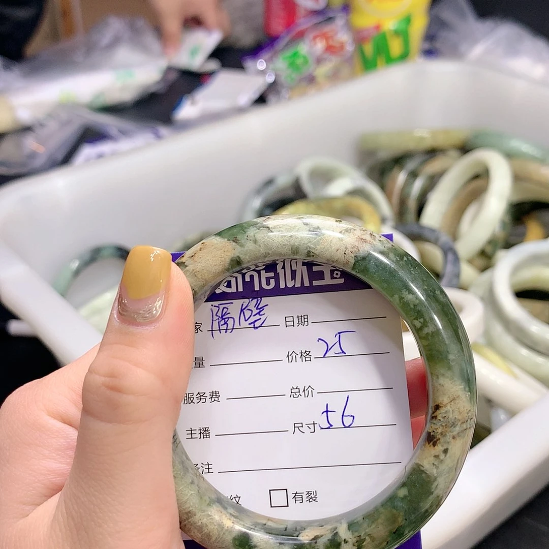 蛇纹石玉手镯未镶嵌隔**猫