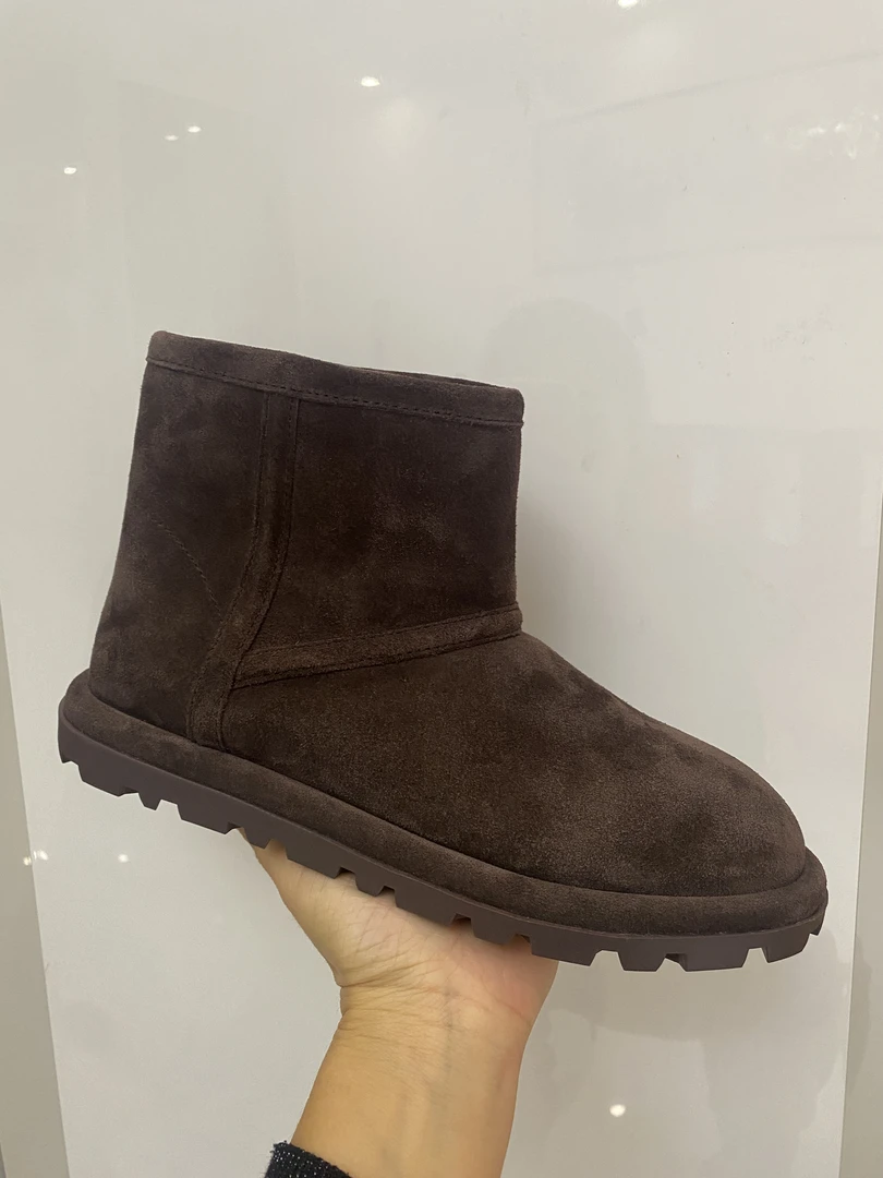 2024冬季加厚加绒羊羔毛鞋面高丝光牛反绒时尚中筒雪地靴保暖女靴