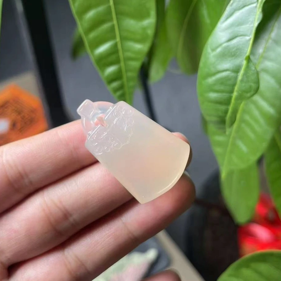手工雕刻（仿古无事牌）马达加斯加玛瑙雕刻挂架多样性随机发货