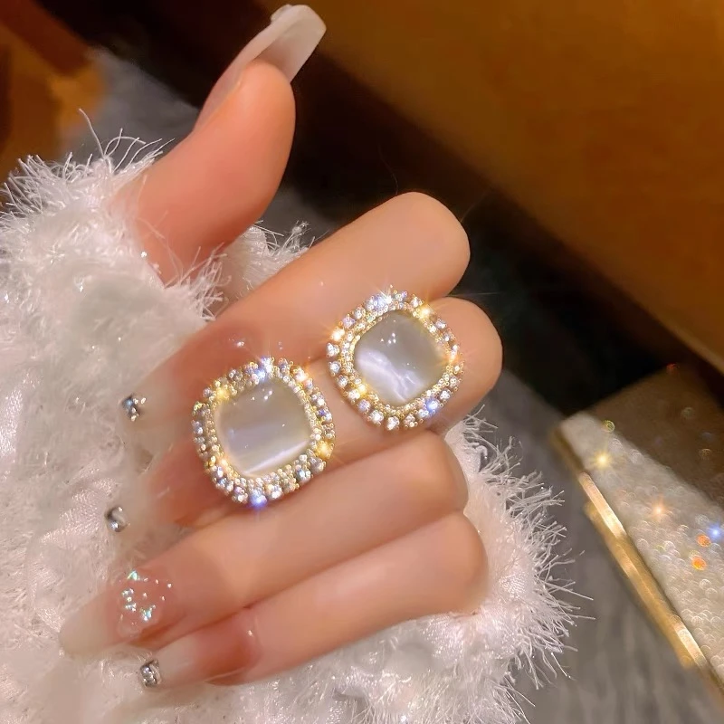 铜合金合成锆石耳饰 轻奢小众设计复古港风高级感气质耳饰F007