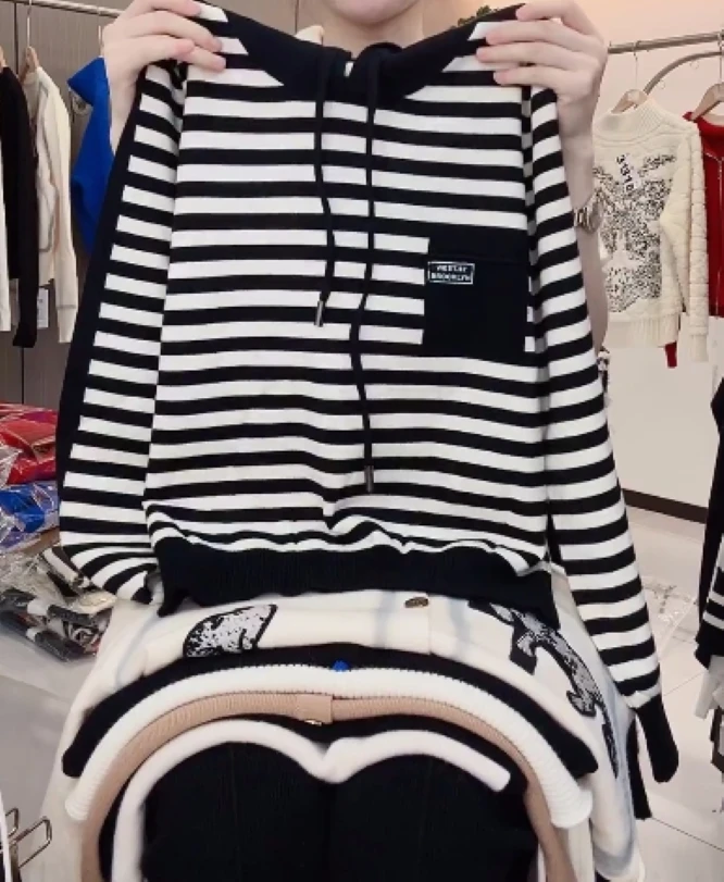 《妞妞》秋冬新款连帽条纹针织衫012990-黑