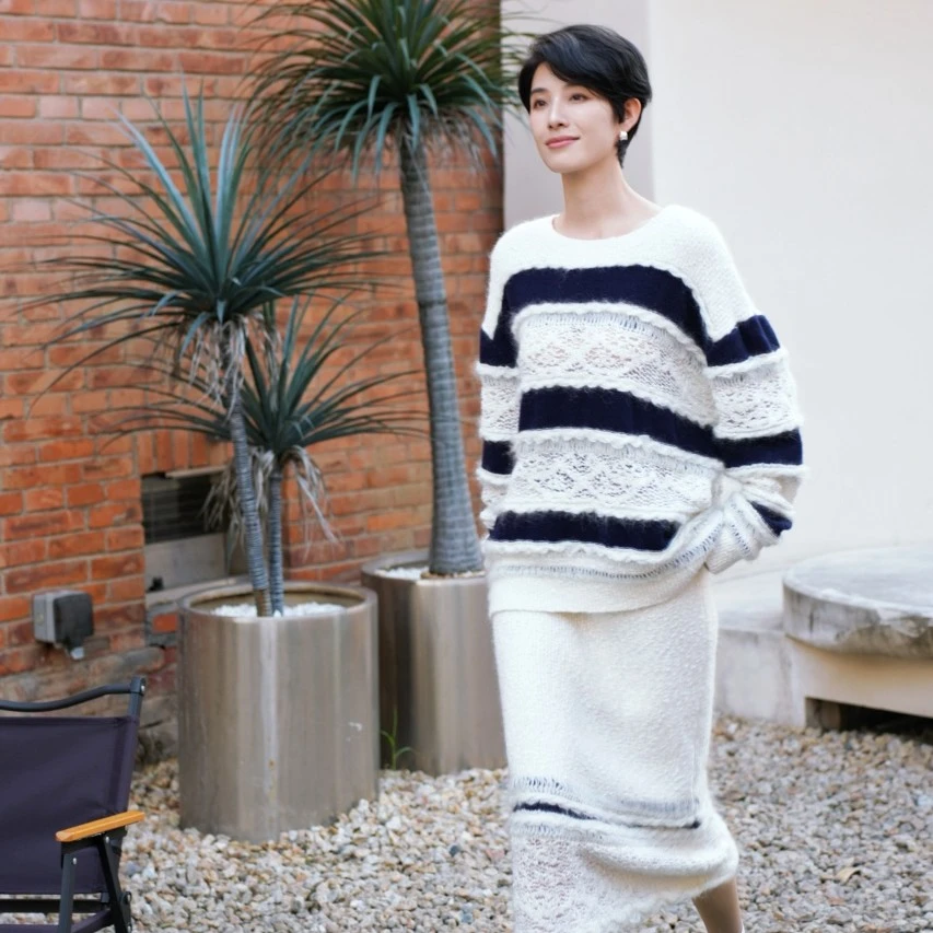 海军风蕾丝拼接套头毛衫