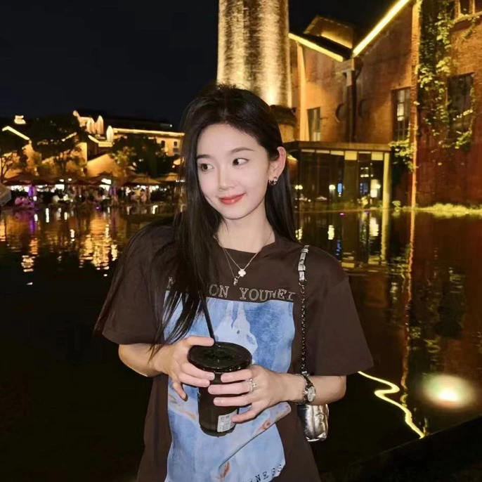 百搭小众显瘦设计感春夏圆领时尚个性T恤