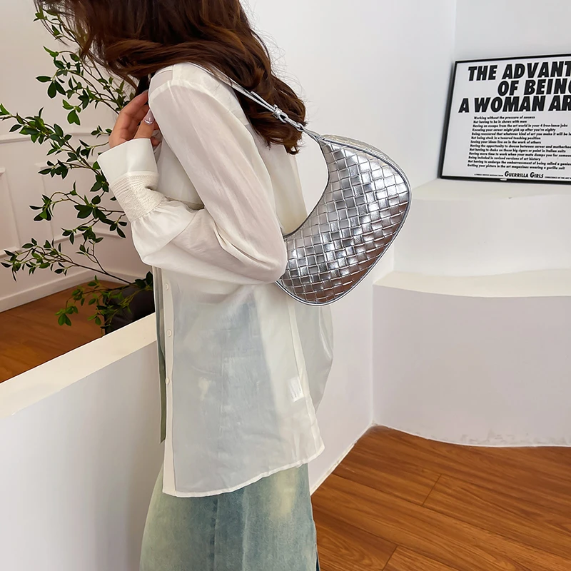 今年流行银色包腋下包包女式2024新款高级质感小众编织单肩斜挎包