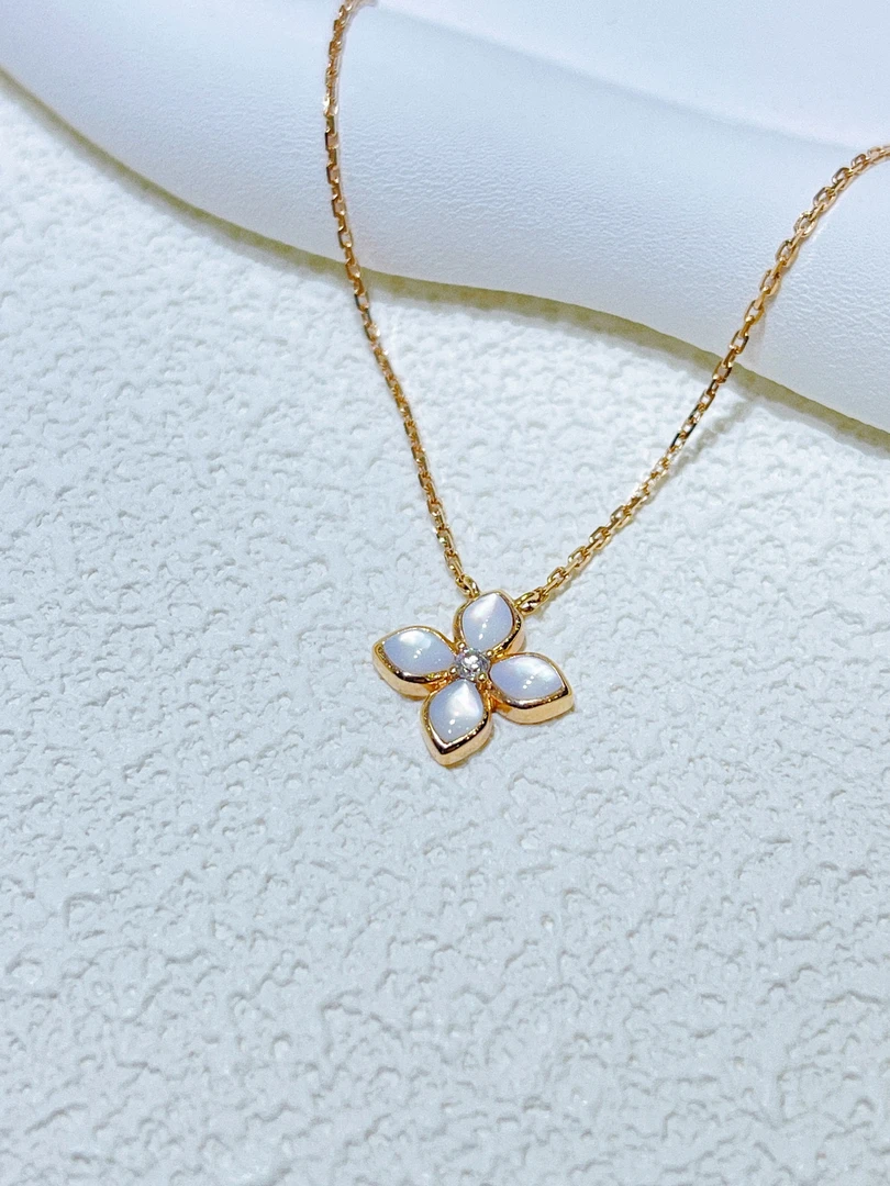 尚晶品珠宝18K金镶嵌钻石白贝母十字花项链玫瑰金色时尚彩金AU750