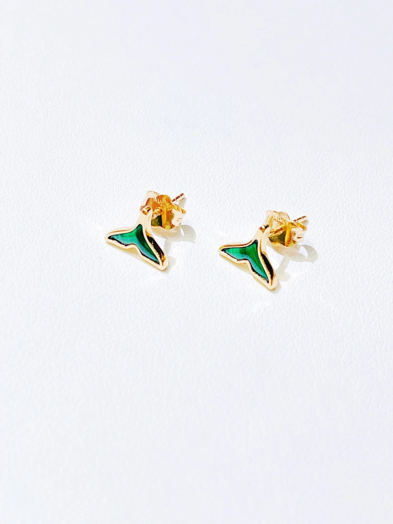 尚晶品珠宝18K金孔雀石鱼尾迷你耳钉K红玫瑰金色时尚款彩金AU750