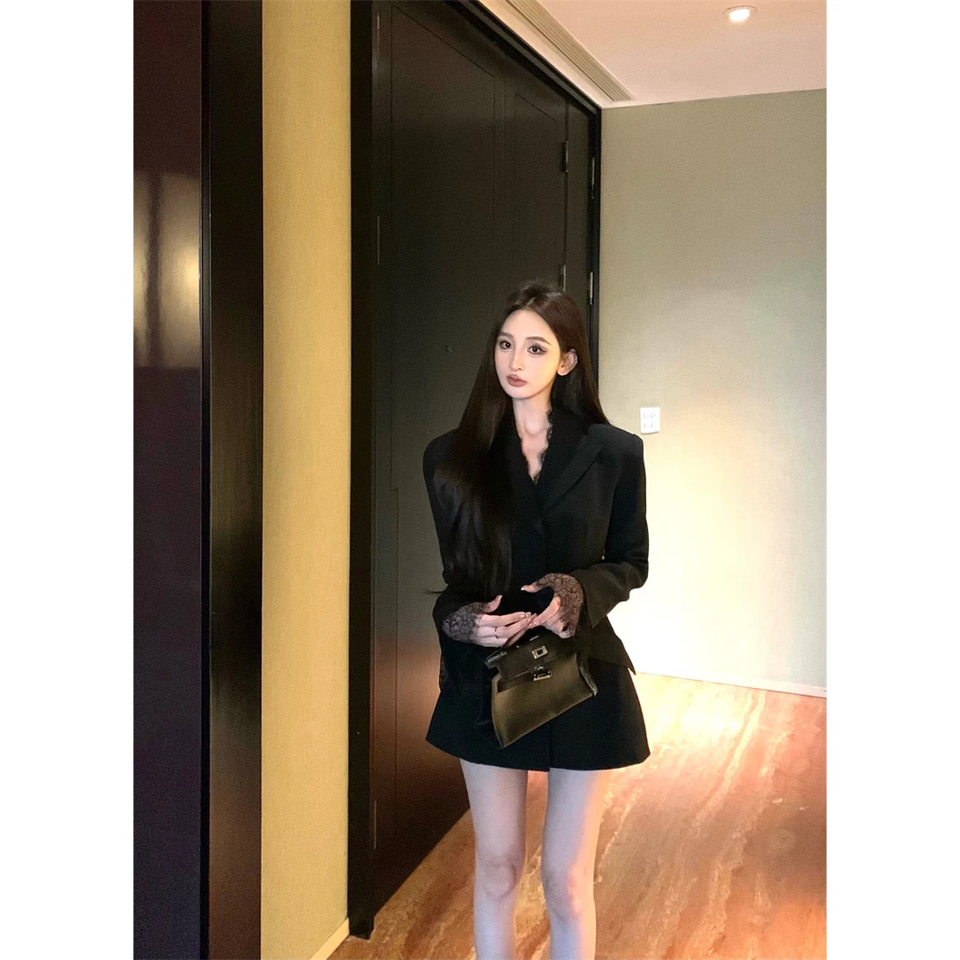 黑色蕾丝拼接西装外套女秋冬季新款设计感气质高腰直筒短裤两件套