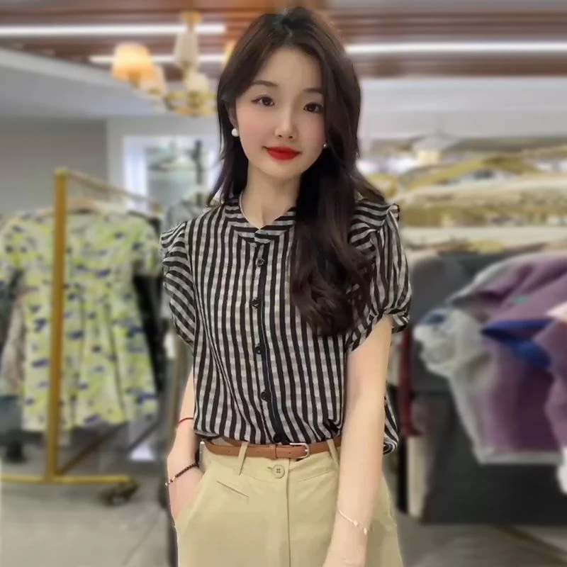 大码女装时尚洋气荷叶边衬衫夏季新款圆领单排扣显瘦格纹短袖上衣