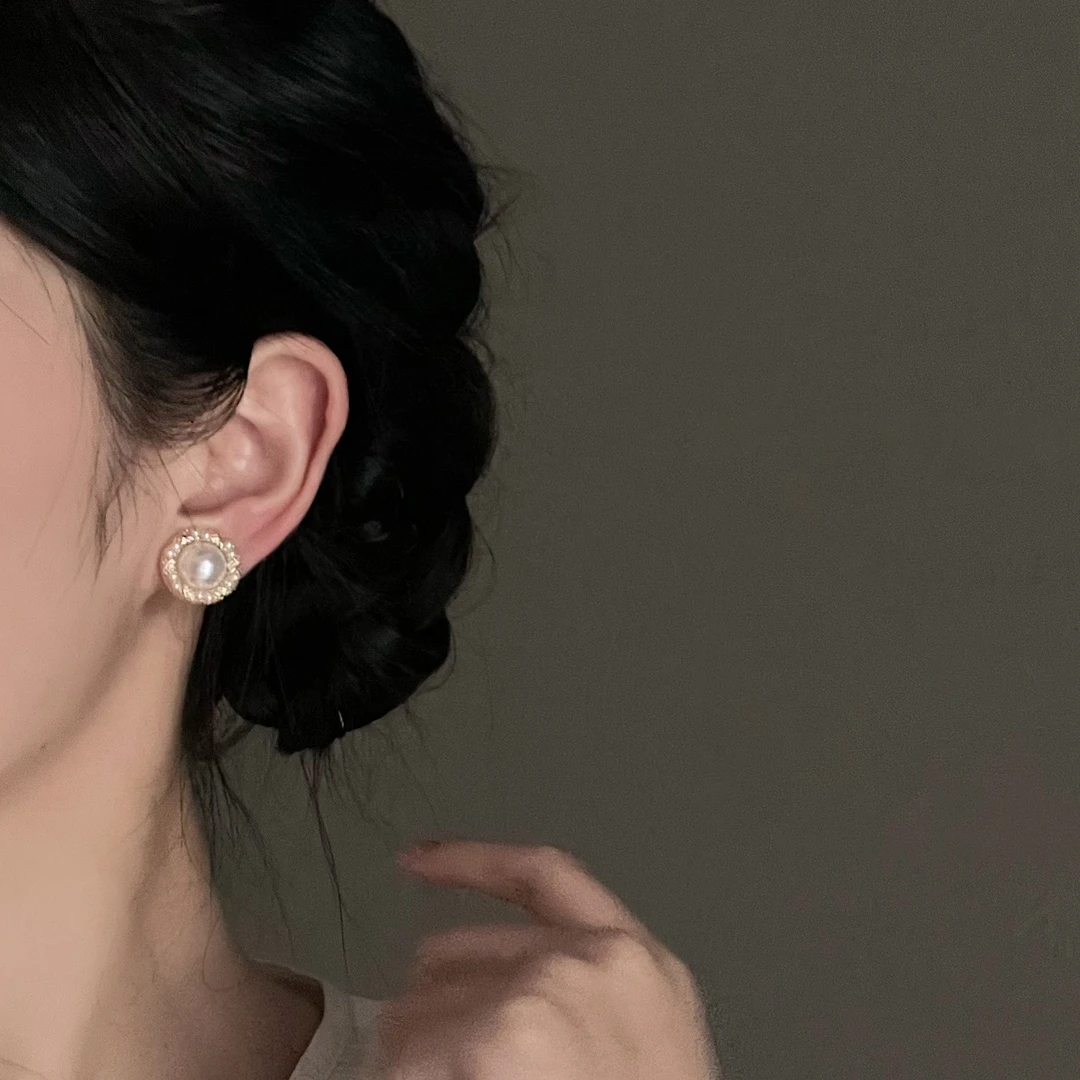 铜合金耳饰 法式港风高级感珠珠耳钉女复古轻奢耳饰气质小众耳钉