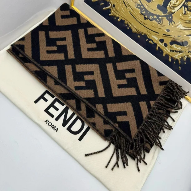 99新 FENDI/芬迪 积分-100/P234347256/棕色老花FF围巾