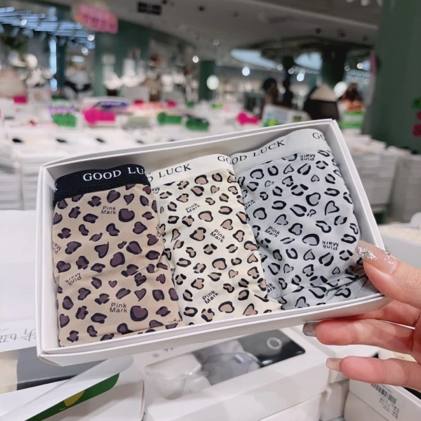 10743星空女神 豹纹字母边运动女士内裤（80-130斤）网红时尚百搭