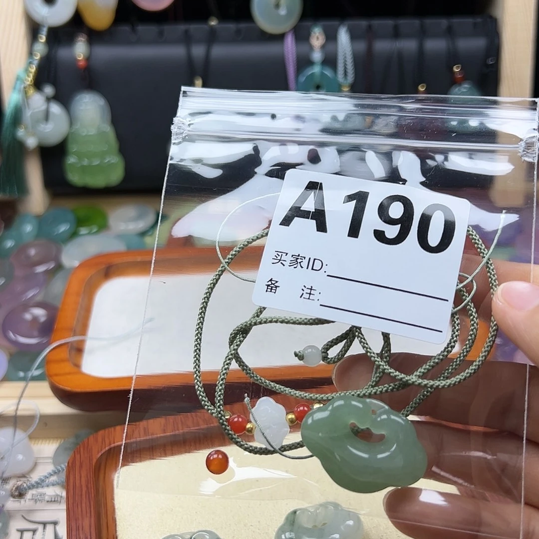 石英质玉颈饰合金星***海